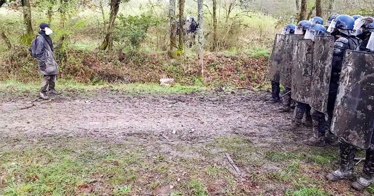 Police vs Zadistes as La ZAD is evicted