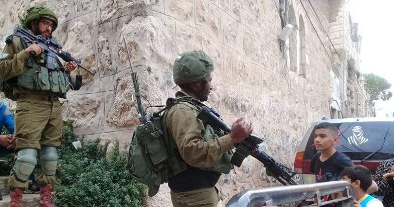 Israeli soldiers intimidate local children in Hebron