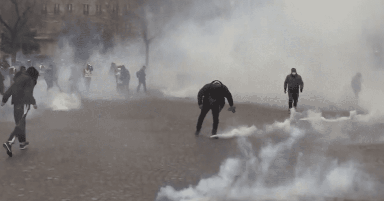 Gilets Jaunes face tear gas in Paris