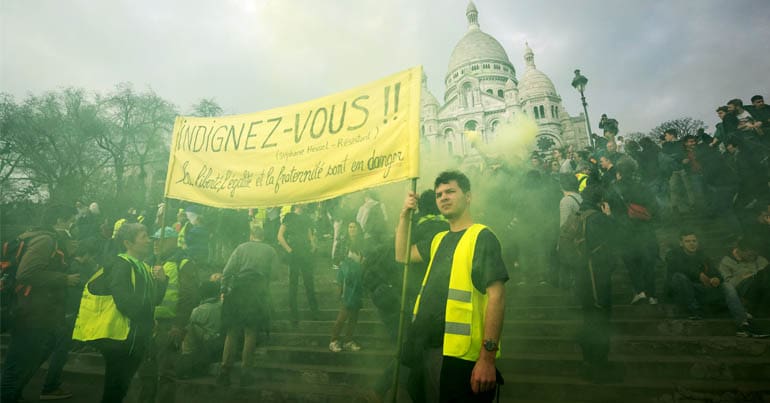 Gilets jaunes protestesrs on the steps of Montmarte