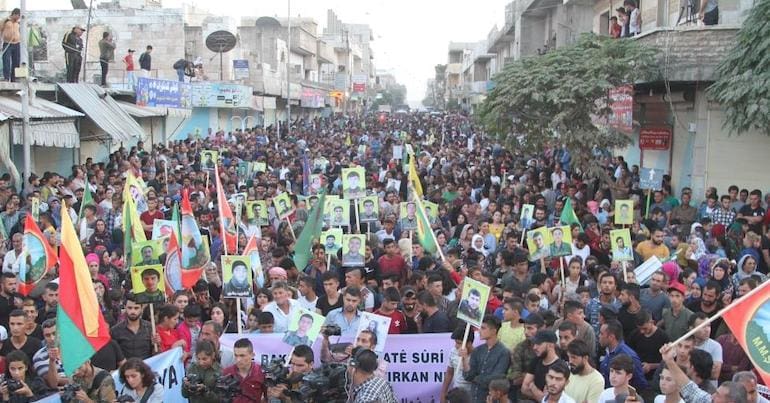 Kurdish people demonstrating in Kobane