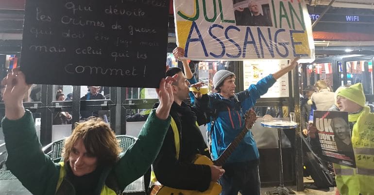 "Those who reveal war crimes should not be in jail"