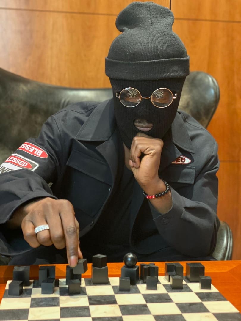 Drillminister playing chess
