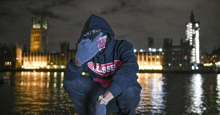 Drillminister outside parliament 