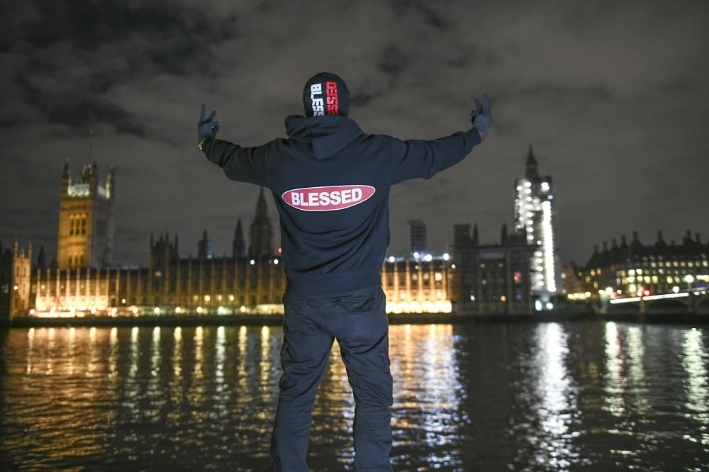 Drillminister outside parliament 