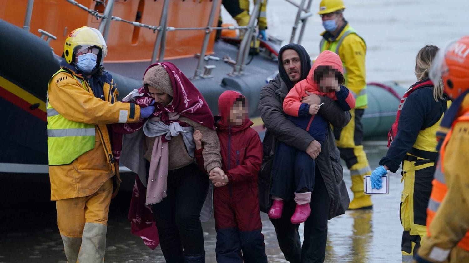 Refugees coming to shore