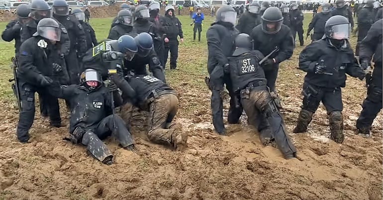 Police stuck in the mud at Lützerath