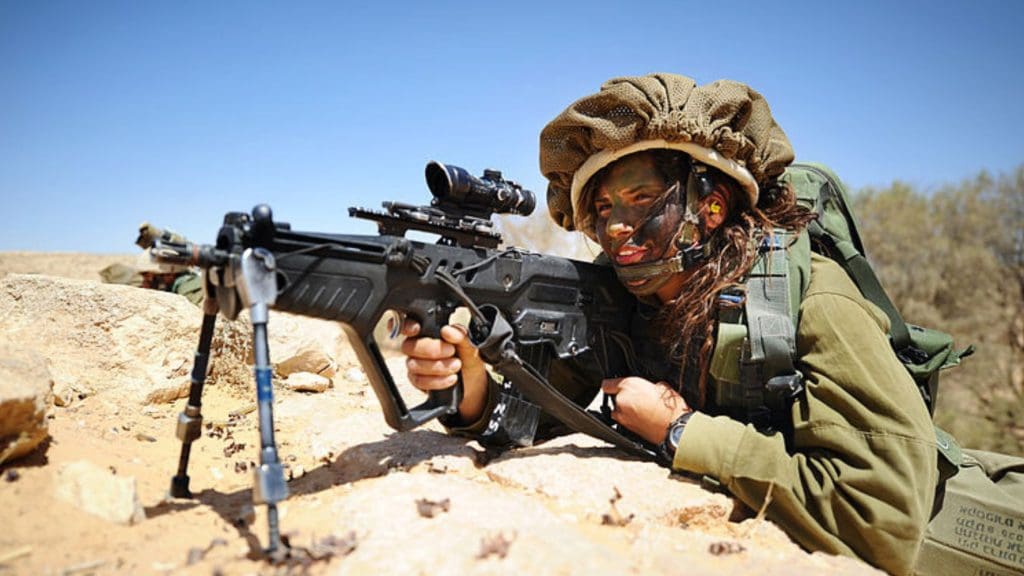 IDF soldier takes aim.