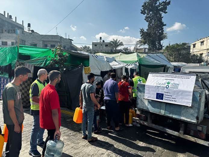 People in Gaza queuing for water