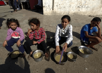 children in Gaza with food bowls