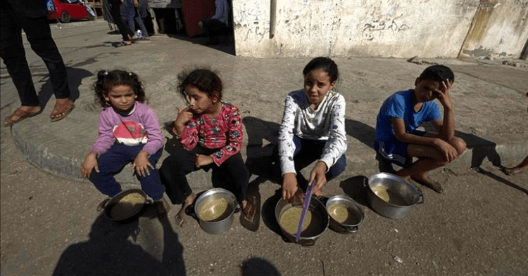 children in Gaza with food bowls
