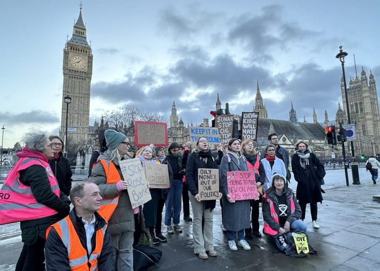 Protesters at parliament fossil fuels over the Offshore Petroleum Licensing Bill