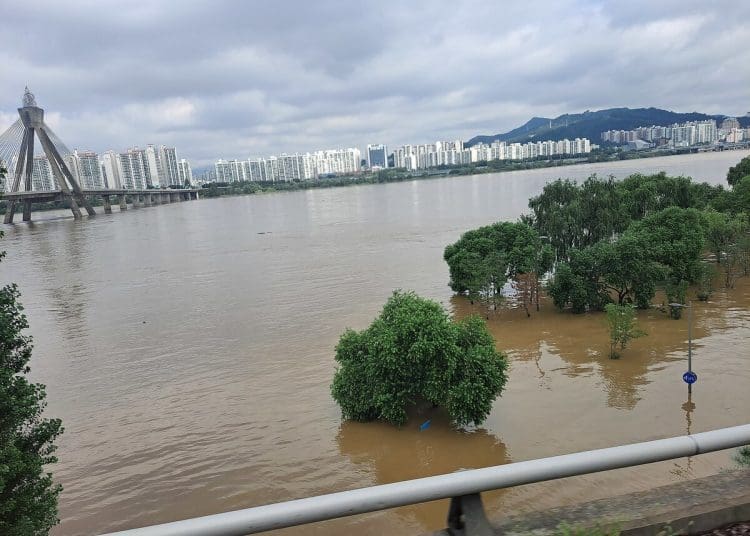 Image shows flooding of Han river in South Korea climate crisis asia