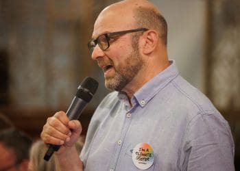 Andrew Feinstein at the Holborn and St Pancras climate and nature hustings, speaking into a microphone Starmer