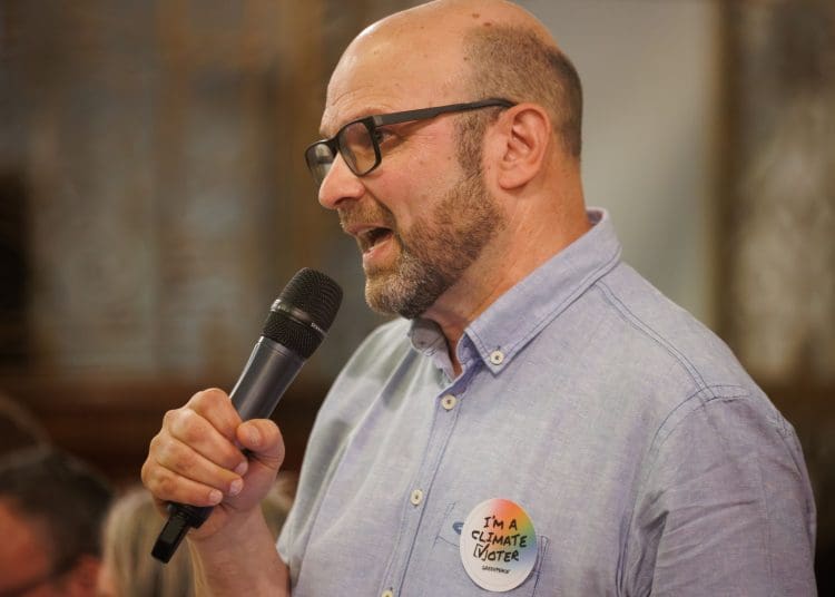 Andrew Feinstein at the Holborn and St Pancras climate and nature hustings, speaking into a microphone Starmer