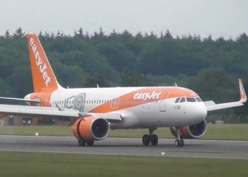 Easyjet plane landing airlines greenwashing