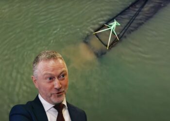Environment minister Steve Reed, with a sewage pipe pouring pollution into the ocean behind him Labour conference PFI sewage water