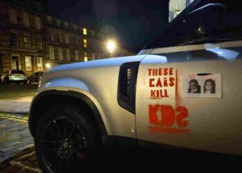 Tyre Extinguishers strike AGAIN in Edinburgh – hitting Chelsea tractors with some home truths