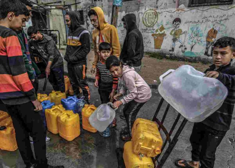 حذر المركز الفلسطيني لحقوق الإنسان من "كارثة إنسانية غير مسبوقة" تهدد حياة 2.3 مليون فلسطيني في قطاع غزة، وذلك جراء سياسة "التعطيش الممنهج" التي تنتهجها إسرائيل، والتي تهدف إلى حرمان السكان من مصادر المياه النظيفة والآمنة، في خطوة اعتبرها المركز جزءًا من "الإبادة الجماعية" التي تتعرض لها غزة منذ السابع من أكتوبر/تشرين الأول 2023.