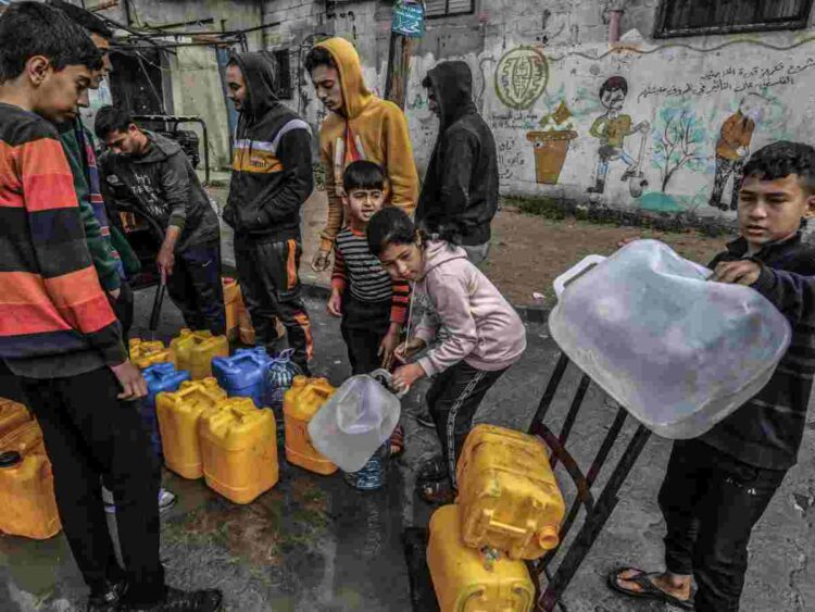 حذر المركز الفلسطيني لحقوق الإنسان من "كارثة إنسانية غير مسبوقة" تهدد حياة 2.3 مليون فلسطيني في قطاع غزة، وذلك جراء سياسة "التعطيش الممنهج" التي تنتهجها إسرائيل، والتي تهدف إلى حرمان السكان من مصادر المياه النظيفة والآمنة، في خطوة اعتبرها المركز جزءًا من "الإبادة الجماعية" التي تتعرض لها غزة منذ السابع من أكتوبر/تشرين الأول 2023.