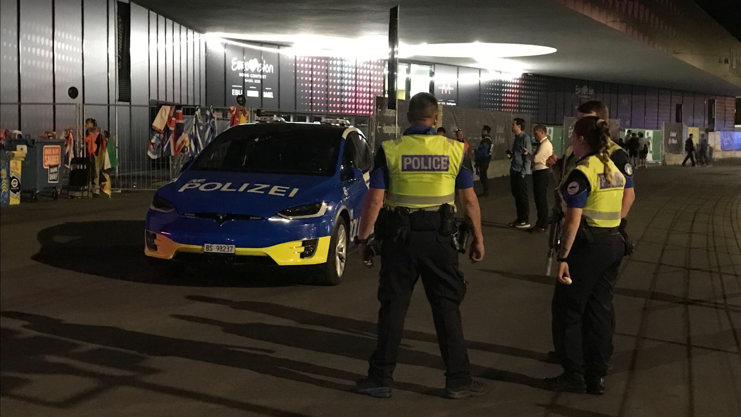 Polizei car and multiple police in surrounding Youth Demand supporters. 