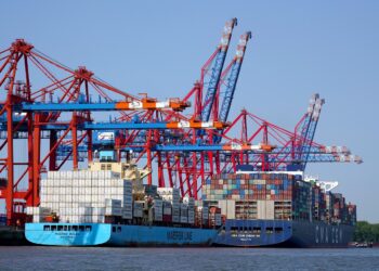 How Working with a Logistics Company Boosts the Efficiency of Businesses