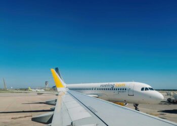 French-Israeli teenagers kicked off plane for dangerous behaviour