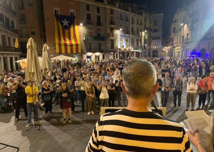 Phil Griffiths giving a speech to a crowd.