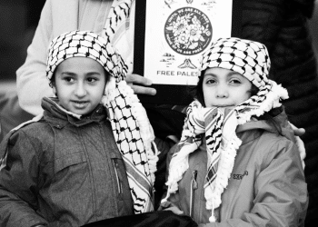 Children stand with Palestine