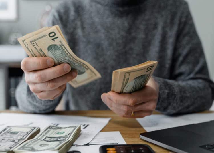 A man counting money Venezuela