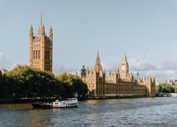 Reasons to Explore London’s Victoria Area – The Ultimate Travel Guide With Smart Luggage Storage Tips