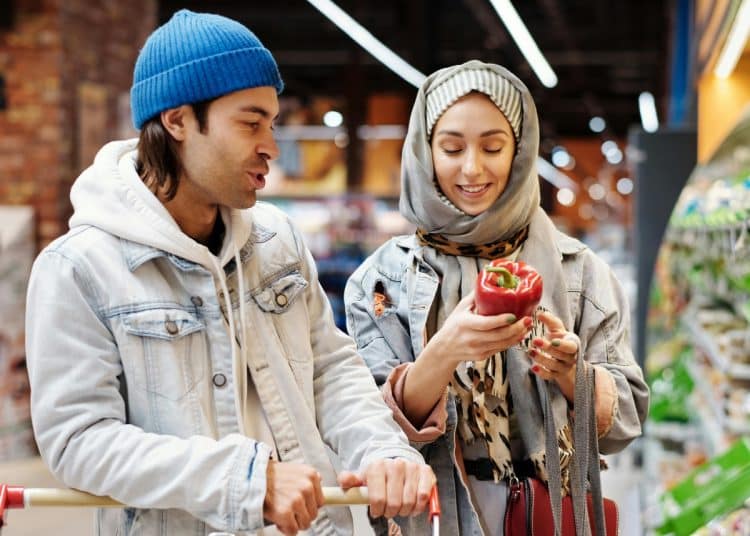 Two people food shopping Illustrating Muslim food insecurity