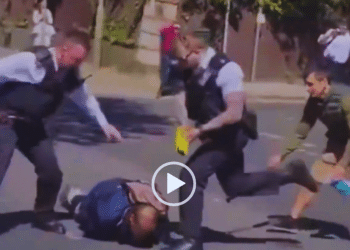 Police kick immobilised suspect — Mike Tapp applauds