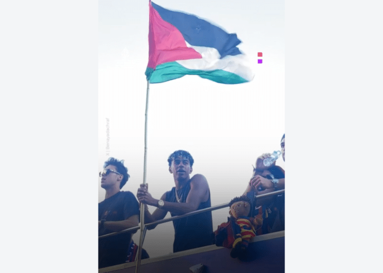 barcelona victory parade - lamine yamal holds up palestine flag