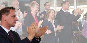 Mike Tapp clapping in front of Yvette Cooper, Labour