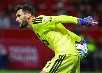 Hugo Lloris of Los Angeles FC throws the ball during the second leg semifinal match between Toluca and Los Angeles FC of the CONCACAF Champions Cup 2026 at Nemesio Diez Stadium on May 06, 2026 in Toluca, Mexico.