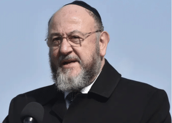 Ephraim Mirvis speaking outside in May 2019 wearing a smart coat