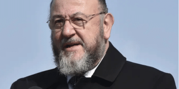 Ephraim Mirvis speaking outside in May 2019 wearing a smart coat
